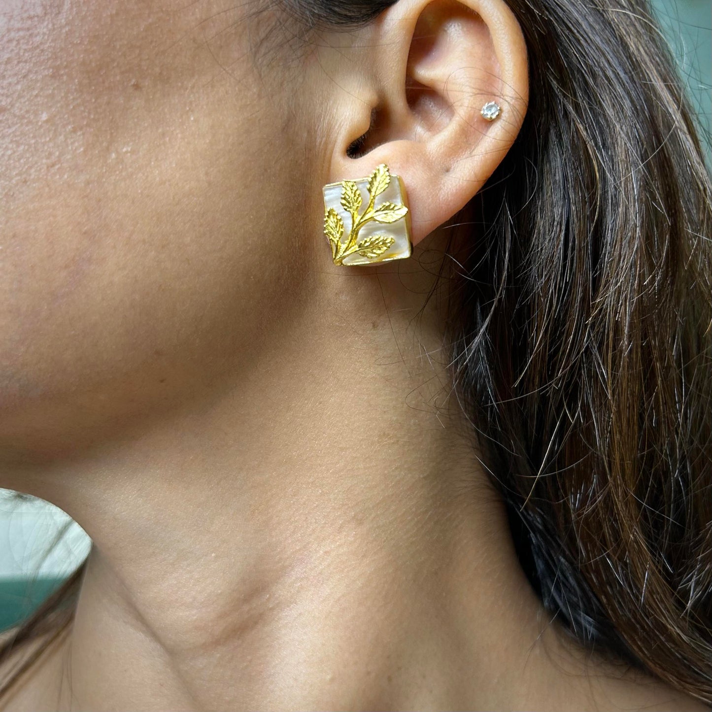 Bail patti gold square tilt mother of pearl earrings