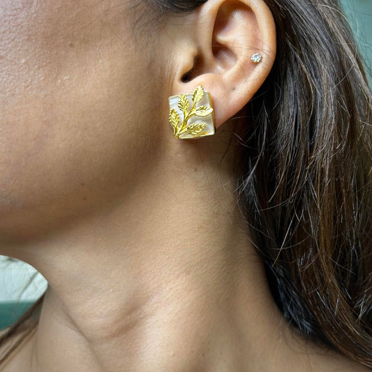 Bail patti gold square tilt mother of pearl earrings
