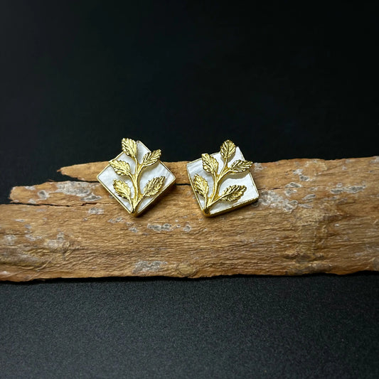 Bail patti gold square tilt mother of pearl earrings