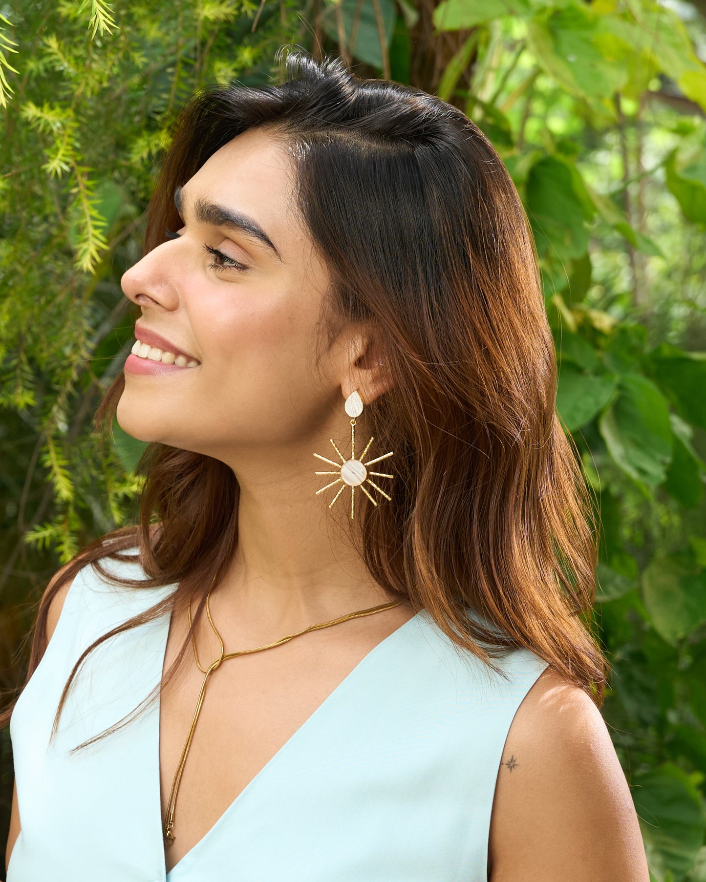 Ayla white sun shaped mother of pearls earrings