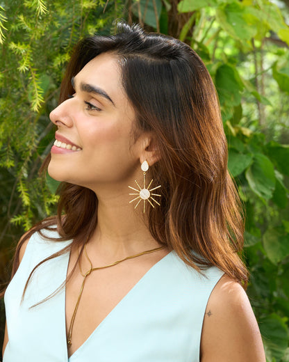 Ayla white sun shaped mother of pearls earrings