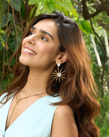 Ayla white sun shaped mother of pearls earrings